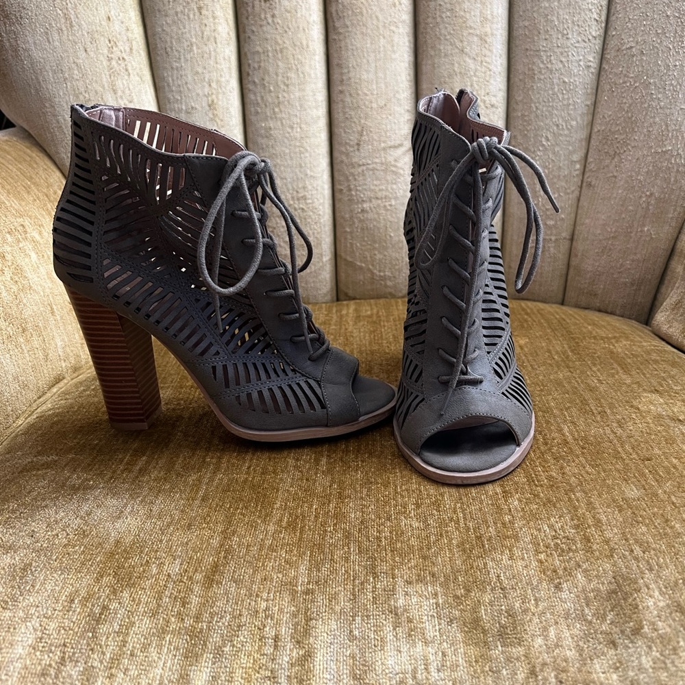 Mix no. 6 Priamo Laced Peep Toe Booties